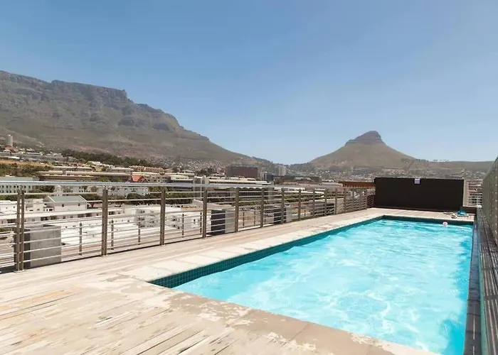 Modern 2 Bedroom Apartment In Chapel Towers - Beautiful Table Mountain View