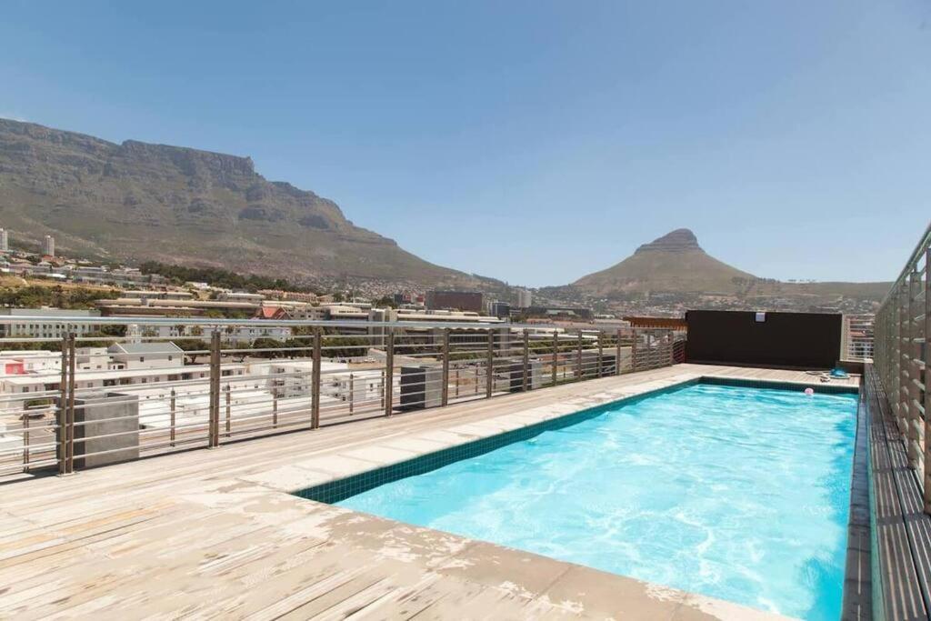 Modern 2 Bedroom In Chapel Towers - Beautiful Table Mountain View Apartment