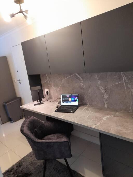 Modern 2 Bedroom In Chapel Towers - Beautiful Table Mountain View Apartment Cape Town