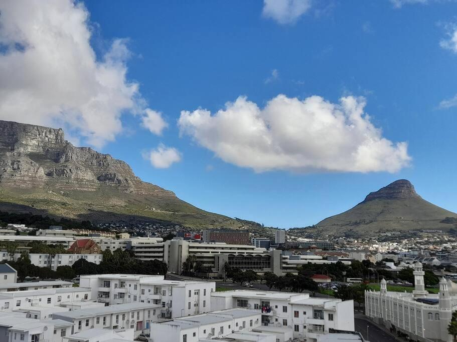 Modern 2 Bedroom In Chapel Towers - Beautiful Table Mountain View Apartment