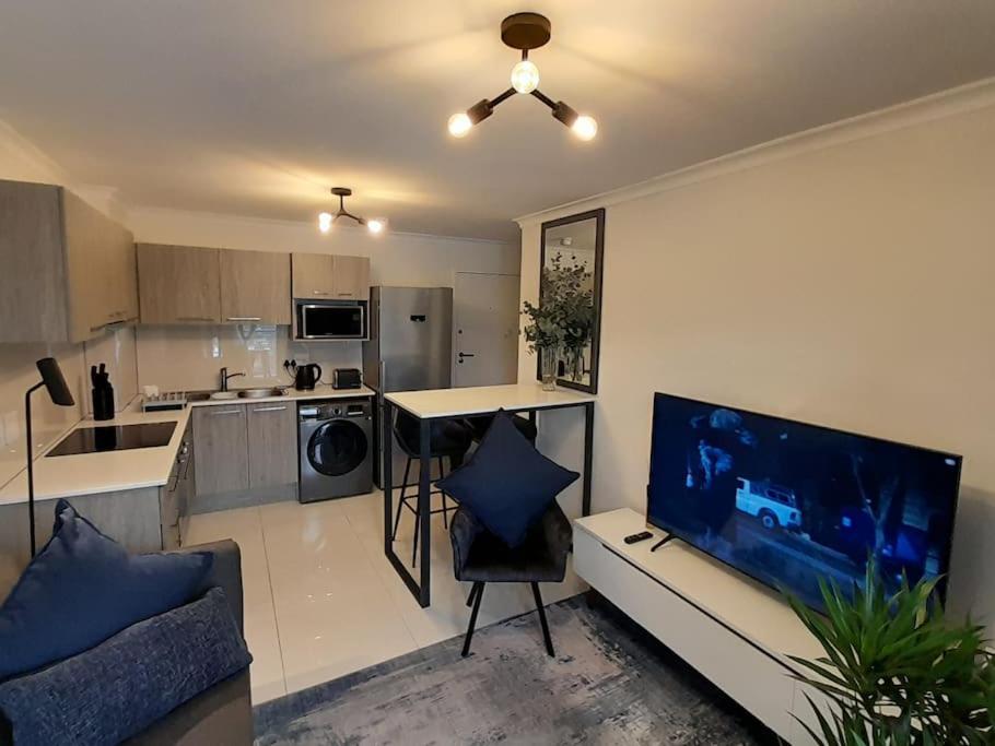 Modern 2 Bedroom In Chapel Towers - Beautiful Table Mountain View * Cape Town