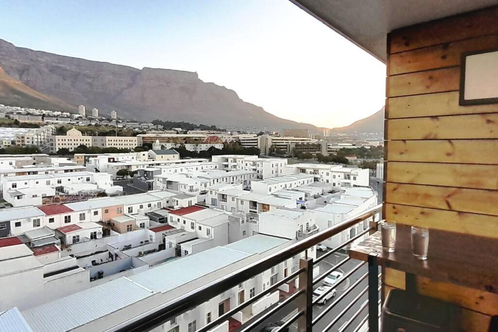 Modern 2 Bedroom In Chapel Towers - Beautiful Table Mountain View Apartment