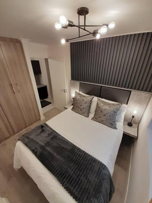 Modern 2 Bedroom In Chapel Towers - Beautiful Table Mountain View Apartment *