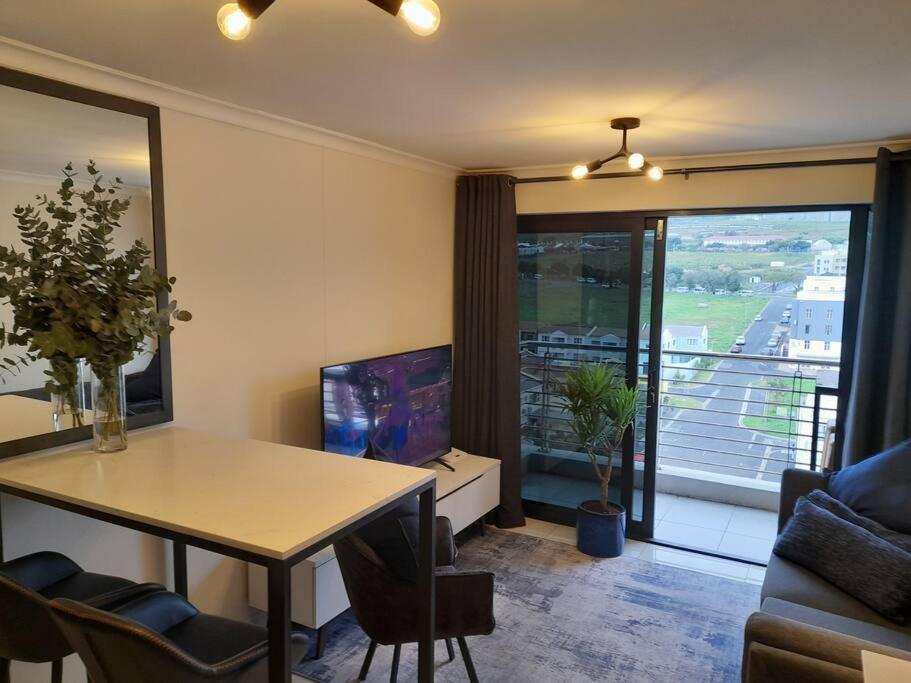 Modern 2 Bedroom In Chapel Towers - Beautiful Table Mountain View Cape Town