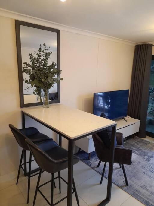 Apartment Modern 2 Bedroom In Chapel Towers - Beautiful Table Mountain View *